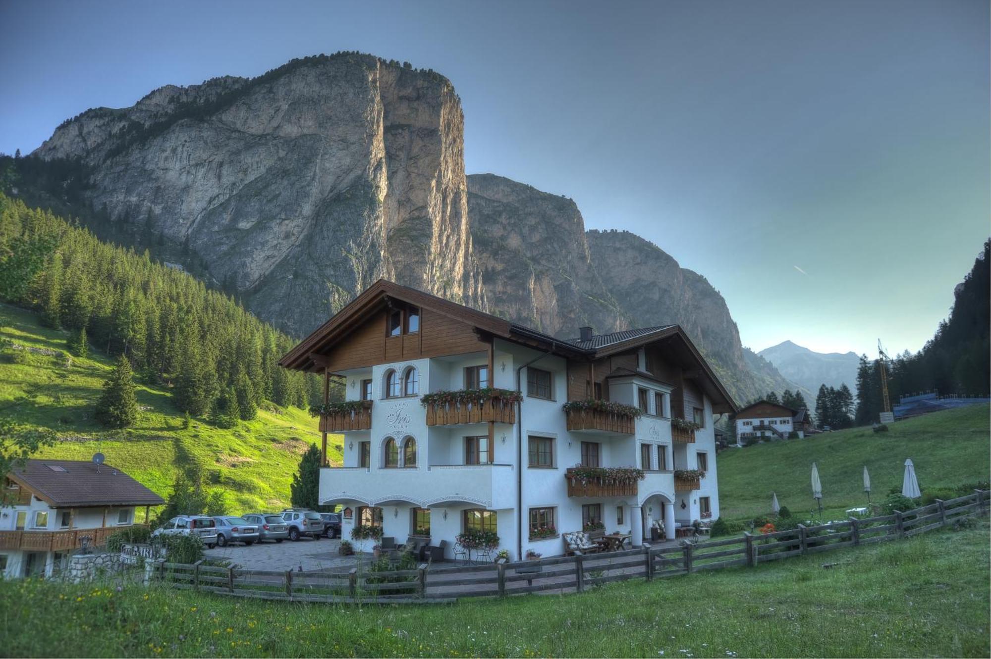 Garni Hotel Iris セルヴァ・ディ・ヴァル・ガルデーナ エクステリア 写真