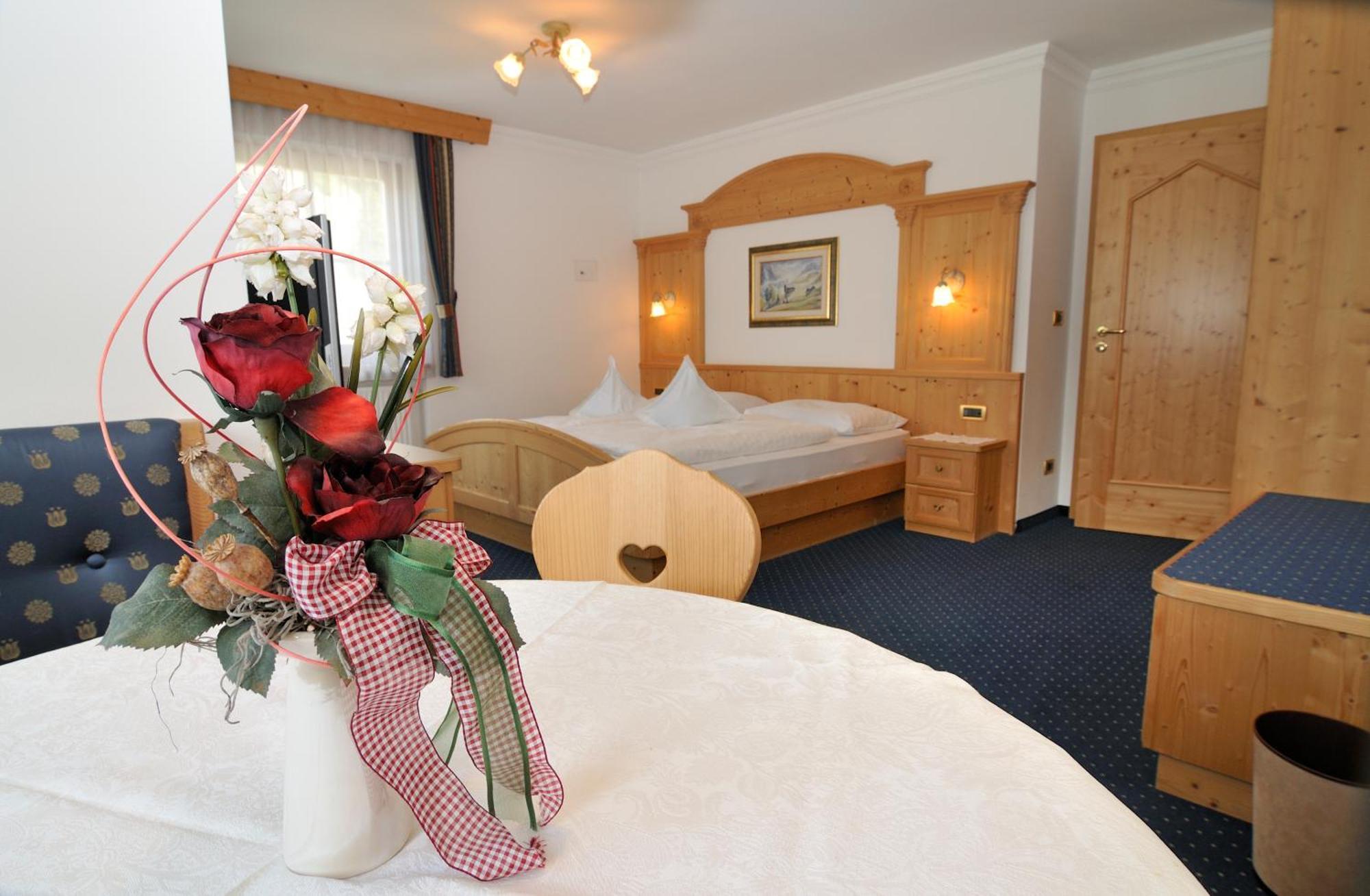 Garni Hotel Iris セルヴァ・ディ・ヴァル・ガルデーナ エクステリア 写真