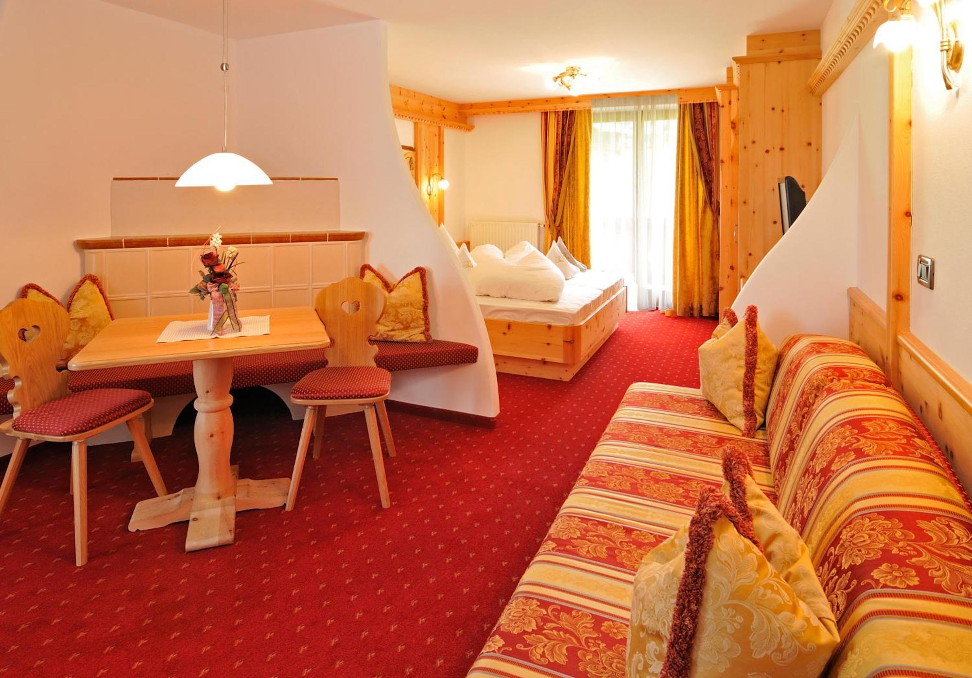 Garni Hotel Iris セルヴァ・ディ・ヴァル・ガルデーナ エクステリア 写真