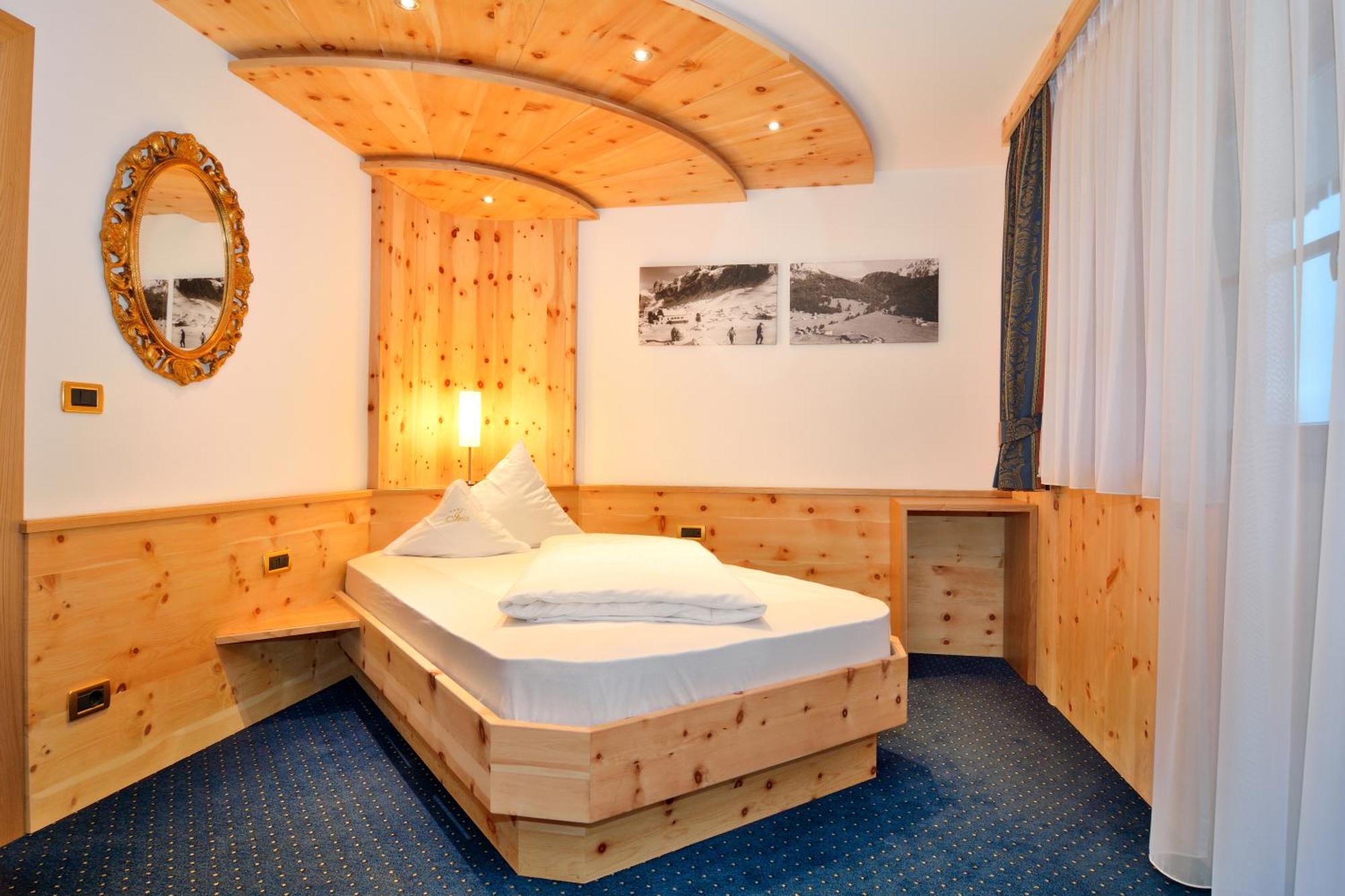 Garni Hotel Iris セルヴァ・ディ・ヴァル・ガルデーナ エクステリア 写真