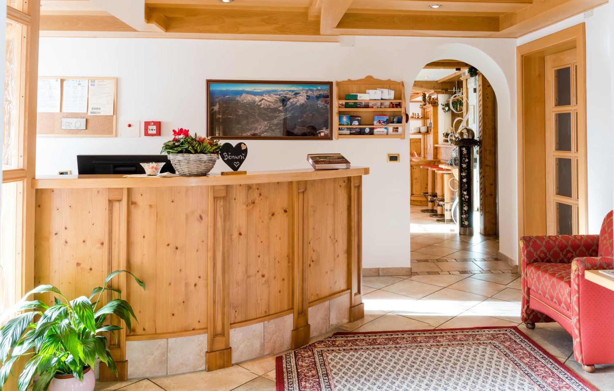 Garni Hotel Iris セルヴァ・ディ・ヴァル・ガルデーナ エクステリア 写真