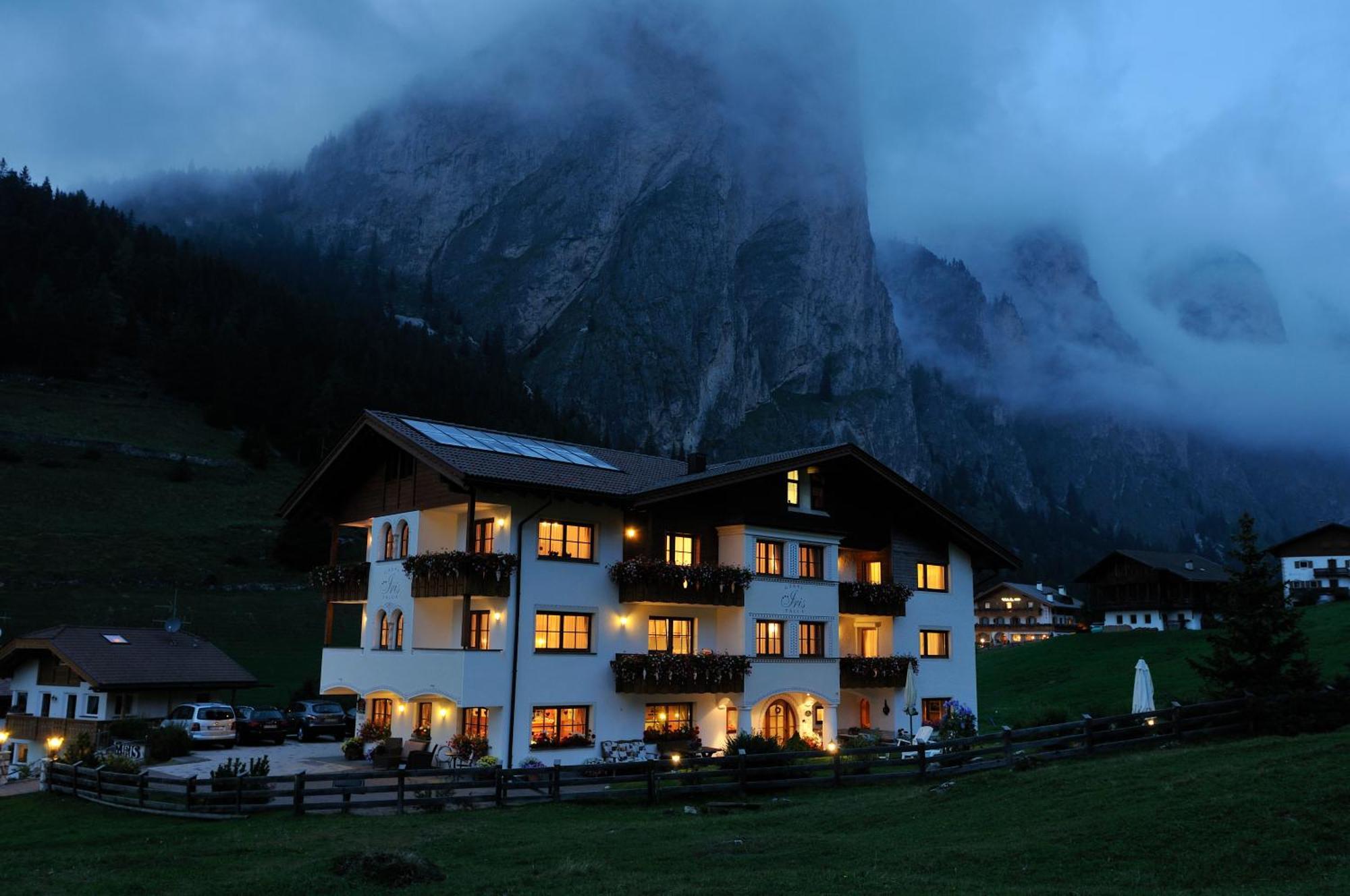 Garni Hotel Iris セルヴァ・ディ・ヴァル・ガルデーナ エクステリア 写真