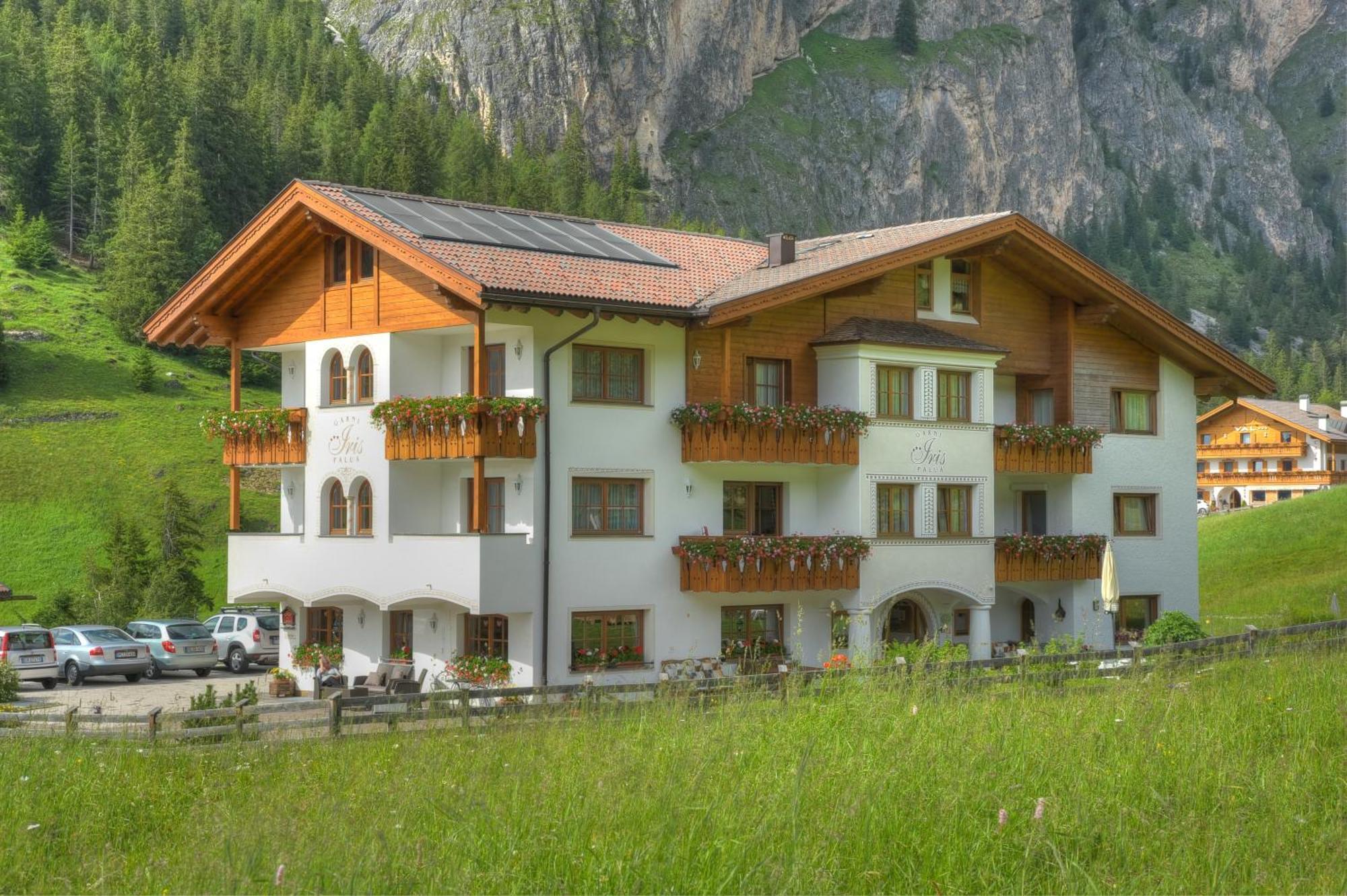 Garni Hotel Iris セルヴァ・ディ・ヴァル・ガルデーナ エクステリア 写真