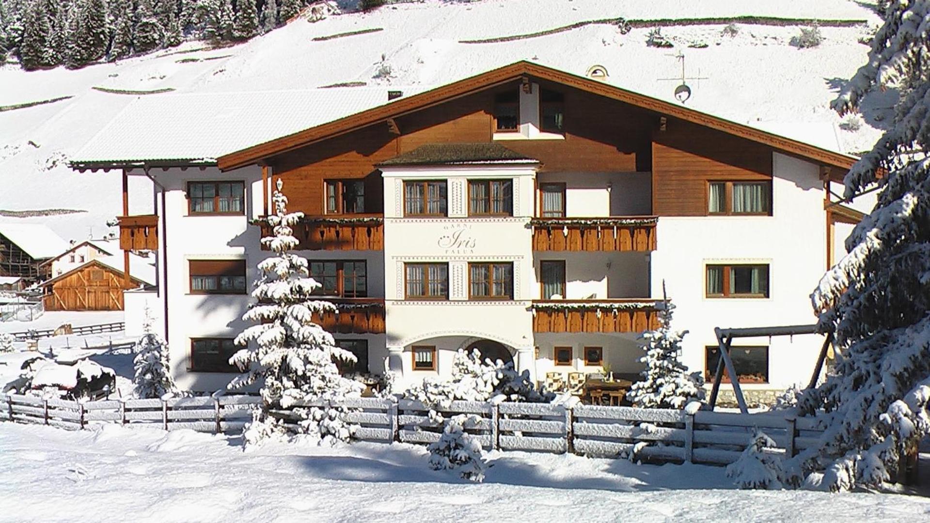 Garni Hotel Iris セルヴァ・ディ・ヴァル・ガルデーナ エクステリア 写真