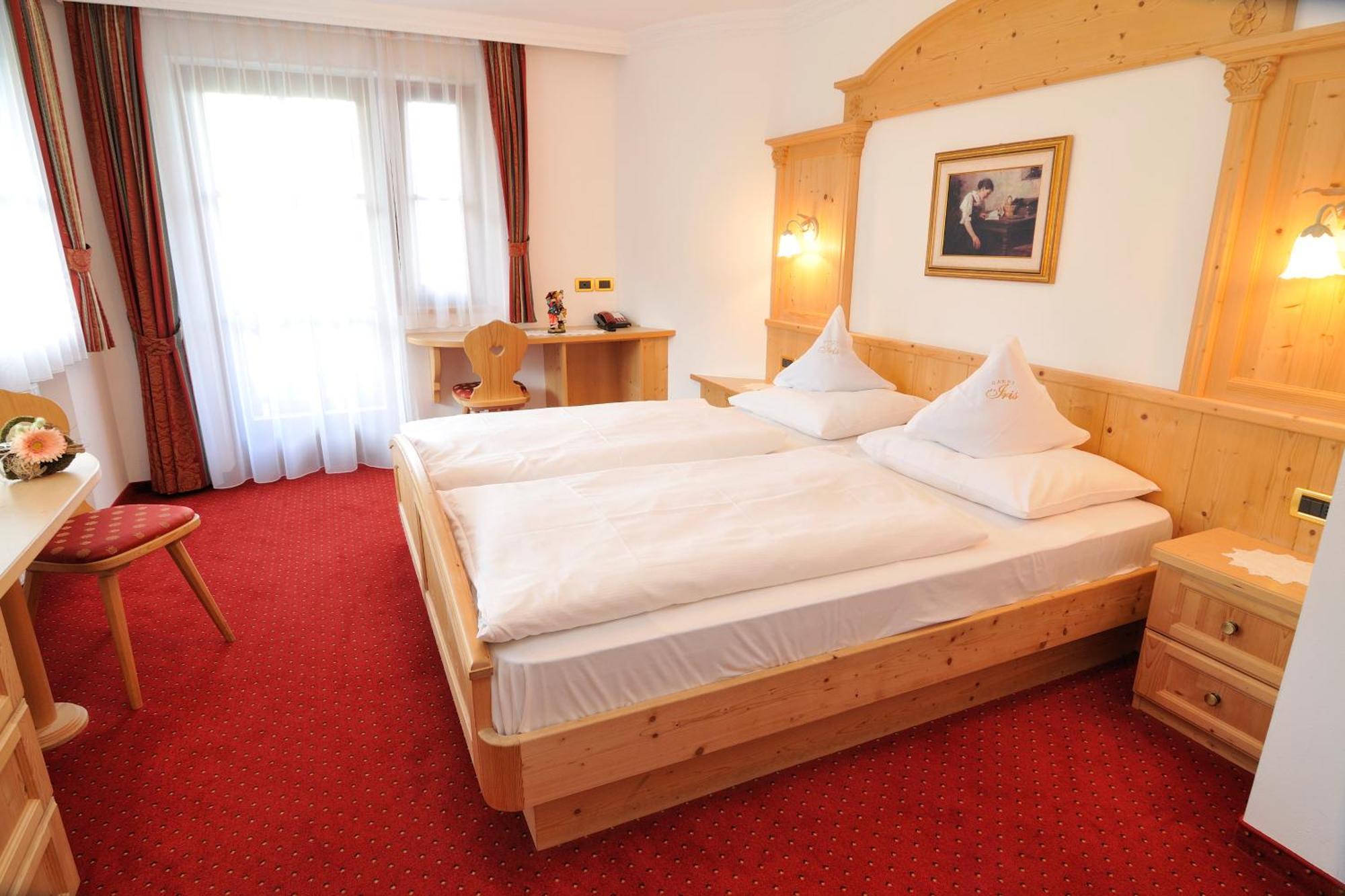 Garni Hotel Iris セルヴァ・ディ・ヴァル・ガルデーナ エクステリア 写真